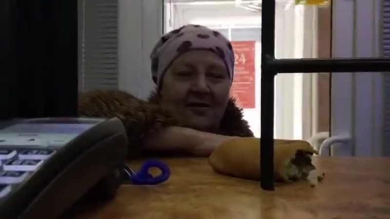 Пьяная бабка в ломбарде ищет мужика