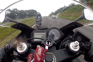 Honda CBR 600 F4i com GoPro no tanque  PR - GoPro HD Hero 2