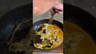 БЕЗУМНЫЙ ПАША. ИРИШКА ЧИКИ ПИКИ ПОЖАРИЛА ЯИШНИЦУ. ПАХА ВЗЯЛ СКОВОРОДКУ И ДАЛ ОЛЕГУ МОНГОЛУ НА ПРОБУ.