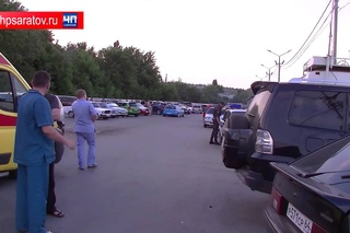 ЧП-САРАТОВ. ВОДИТЕЛЬ ВАЗА СОВЕРШИЛ НАЕЗД НА ПОЛИЦЕЙСКОГО И СКРЫЛСЯ С МЕСТА