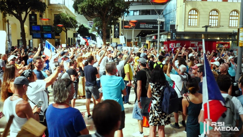Marseille : Les manifestants pénètrent dans la gare Saint Charles 4 Septembre
