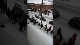 Кировские активисты идут на митинг в поддержку Алексея Навального