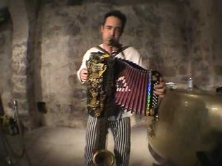 Unbelievable One Man Band performs a Klezmer Classic