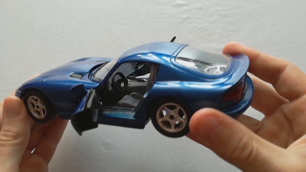 Автомодель Dodge Viper GTS Coupe второго поколения от Burago Масштаб (1,
