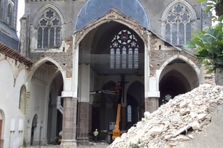 Во Франции началась кампания по сносу церквей. Démolition de l’église de Gesté