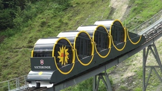 Le Funiculaire le plus raide du Monde, En Suisse,  Stoos.