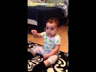 Танец малыша под Gangnam Style
