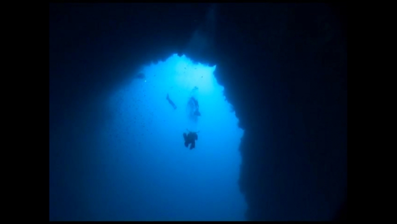 Through the Arch (freediving in