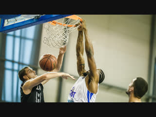 Данк Джалена Рейнольдса в матче против ВЭФ