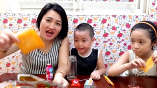 Chị Silent Sea Gia Linh em Cò ăn thử và cảm nhận đồ ăn vặt Gia Linh mua trong phố