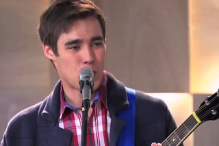 Violetta 2 - León y los chicos cantan “Entre Dos Mundos“